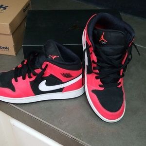 Air Jordan 1 mid.. size 7